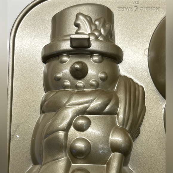 WILLIAMS SONOMA NORDIC WARE 3D SNOWMAN CAKE PAN inspired by frosty the Snowman - Picture 6 of 10